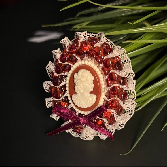 Vintage Victorian Cameo Brooch Pin - Picture 2 of 7